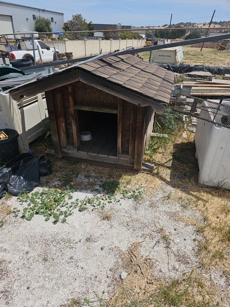 FREE DOG HOUSE