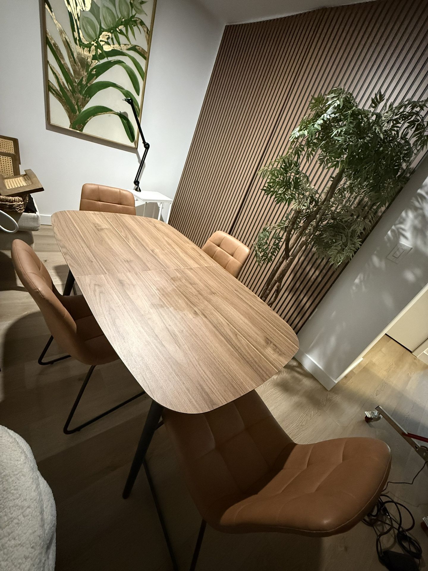 Dining table And 4 Leather Chairs. Dining Furniture Set