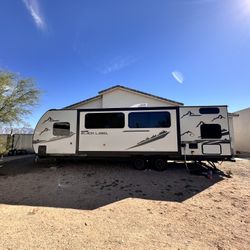 Travel Trailer: Forest River Grey Wolf Black Label 26DBHBL