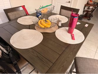Dining room table with four chairs, great condition