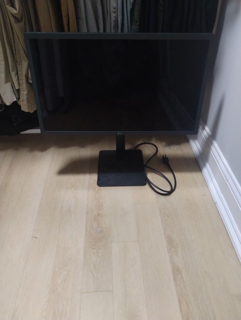  🖥️ LG 4K 24” Mac Monitor Model 24MD4KL – Great Condition, Works Perfectly!