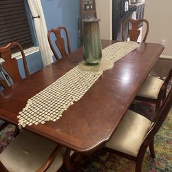 Dining Room Table & Chairs