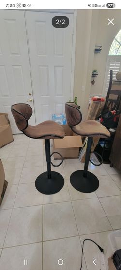 2 bar stools