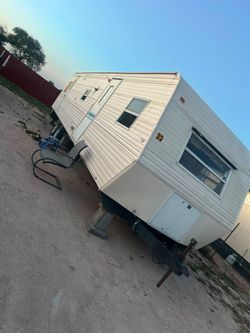 Vendo traila rv año 2000 tiene 2 cuartos sala cocina refrigerador estufa campana 1 ban̈o