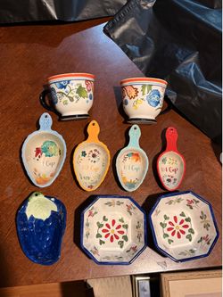 Porcelain measuring cups and bowls