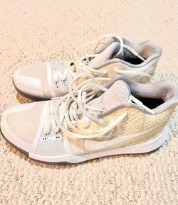NIKE Kyrie 3 Basketball Shoes - Sz 9