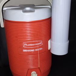 Rubbermaid Cooler With Cup Holder