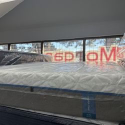 QUEEN SIZE TEMPURPEDIC CLOUD ELITE MATTRESS & BOX SPRING BED SET