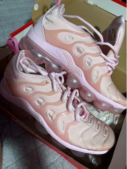 Pink vapormax plus