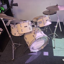 Pearl Drum Set White