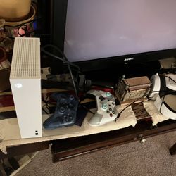Xbox Series S 2 Controllers & Headset 