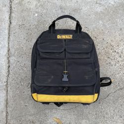 DEWALT 23-POCKET USB CHARGING TOOL BACKPACK