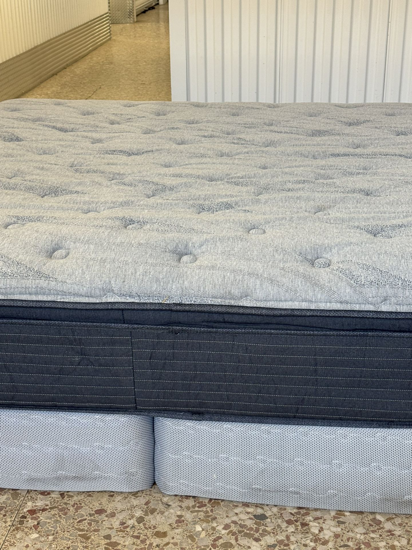 USED KING SIZE SERTA PILLOWTOP MATTRESS WITH BOX SPRING DELIVERY 🚚 AVAILABLE