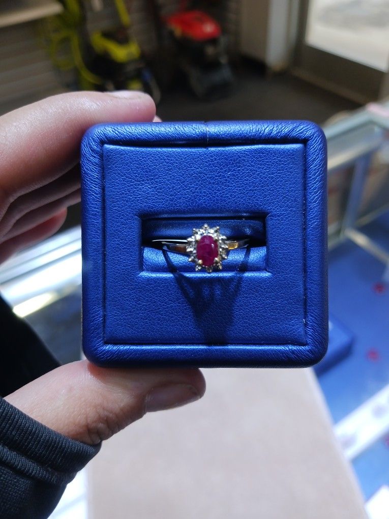 10k Gold Ring W/ Red Stone
