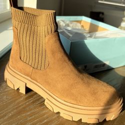 Women’s Slip On Chelsea Boots. Size 8.5