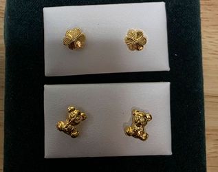 18 Karat gold screwed earrings a pair
