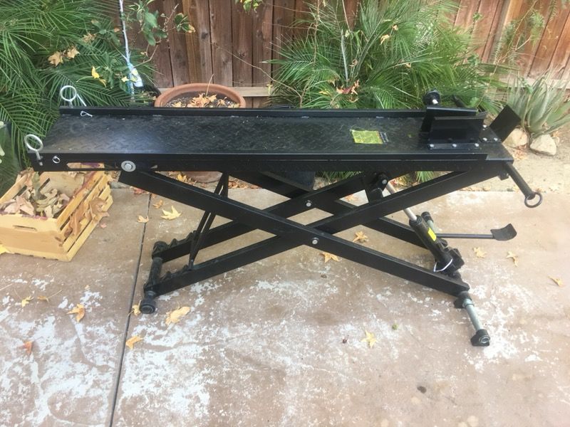 Hydraulic motorcycle stand! 1000lb capacity, originally $550 on sale. Hardly used. Just for motorized bicycles. Lift has only been used once to test.