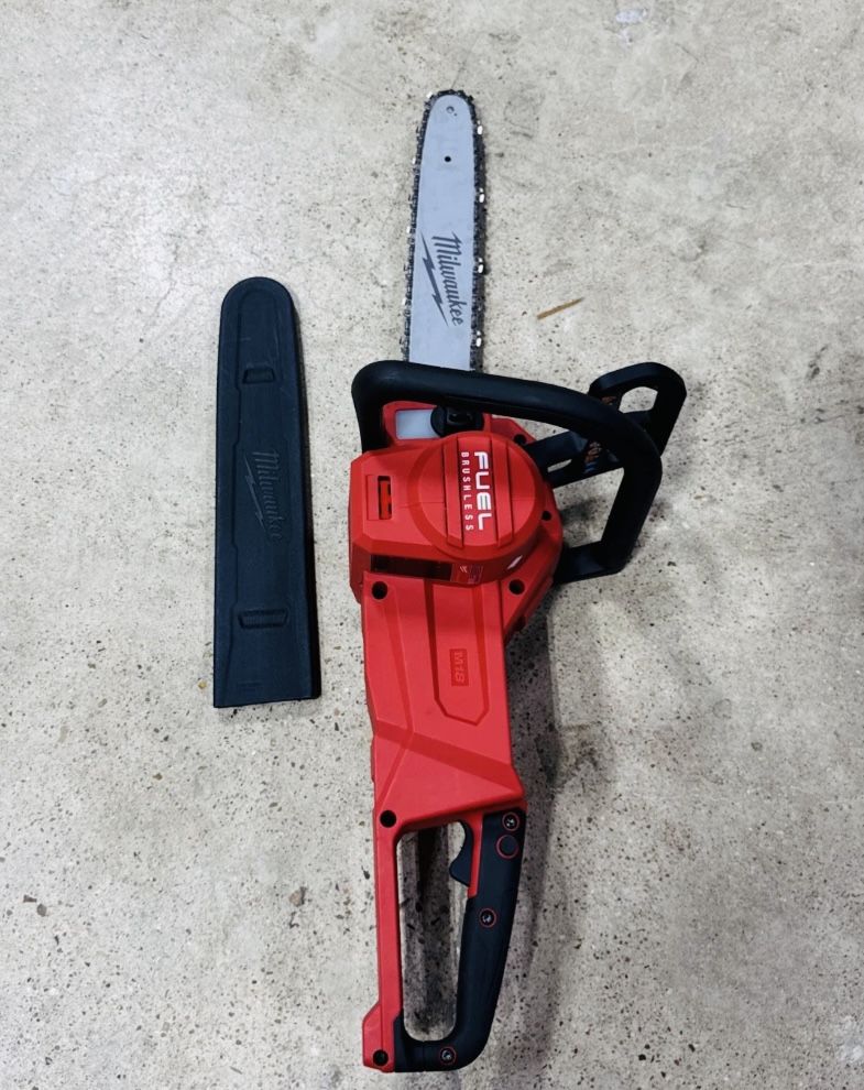 Milwaukee Chainsaw M18 w/ HD12.0 Battery & Extra Chain