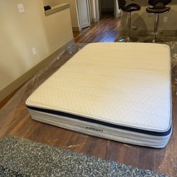 QUEEN Helix Midnight Mattress - Like New !