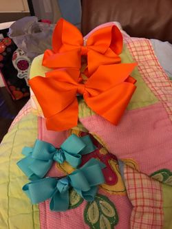 2 sets of matching hair bows