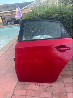 REAR LEFT DRIVER SIDE DOOR 2015 TOYOTA PRIUS 3ER GENERATION (RED COLOR).