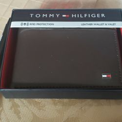 Tommy Hilfiger Men Leather Wallet 
