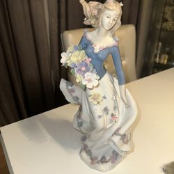 Large Lladro-Like Figurine Girl With Flowers 