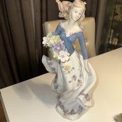 Large Lladro-Like Figurine Girl With Flowers 