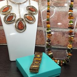  #1486    GORGEOUS    VINTAGE COLLECTION , ALL VINTAGE  3 ITEMS

