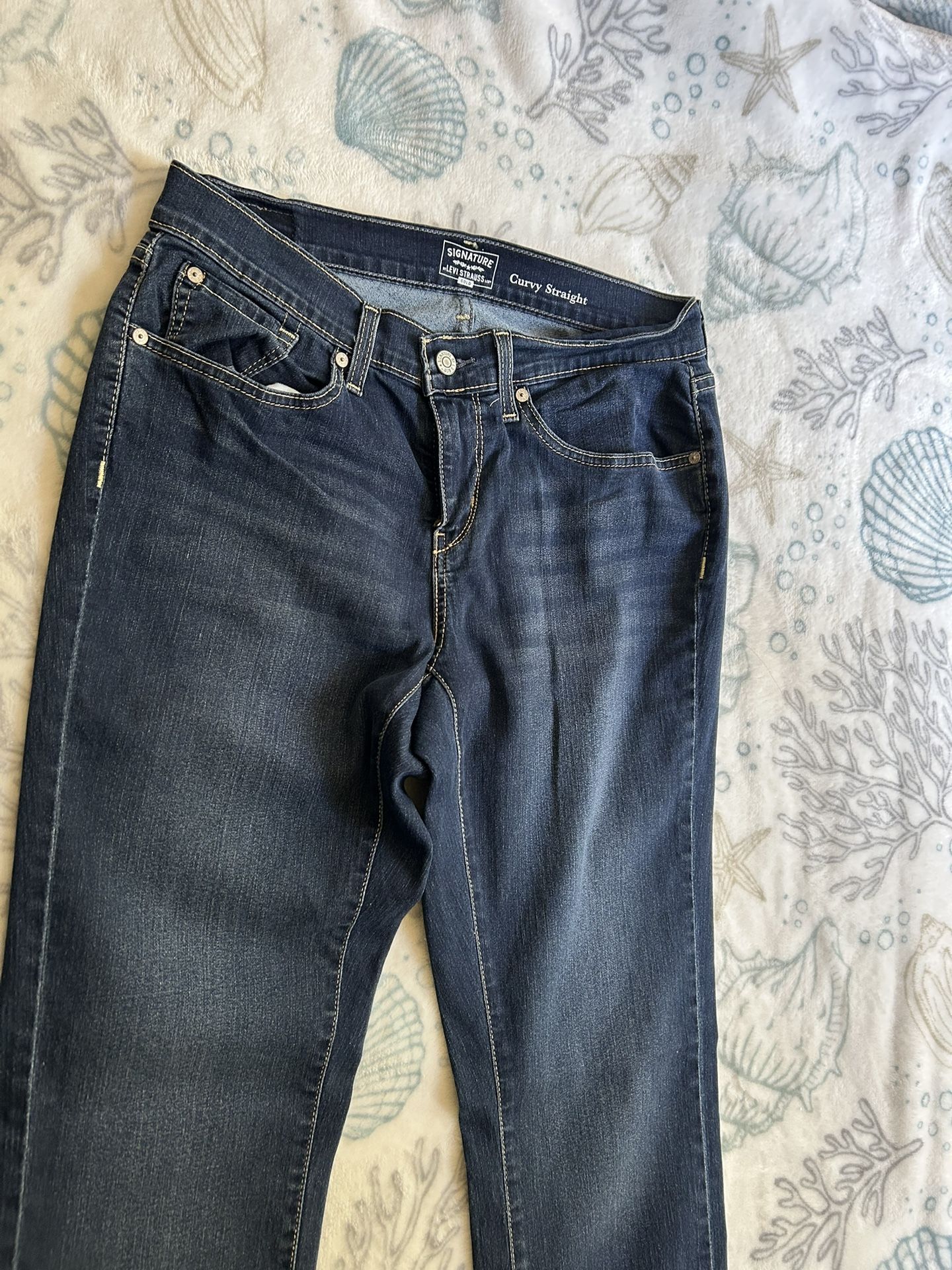 Signature Levis Curvy Straight