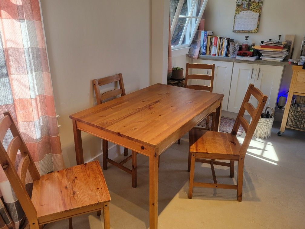 Kitchen Table with 4 matching chairs