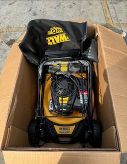 DEWALT 21 in. 150cc Briggs and Stratton 625ex Engine Rear Wheel Drive 2-in-1 Gas Self Propelled Walk