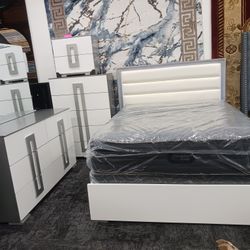 New Stock Special Modern Queen Size 5pc Bedroom Set Special 