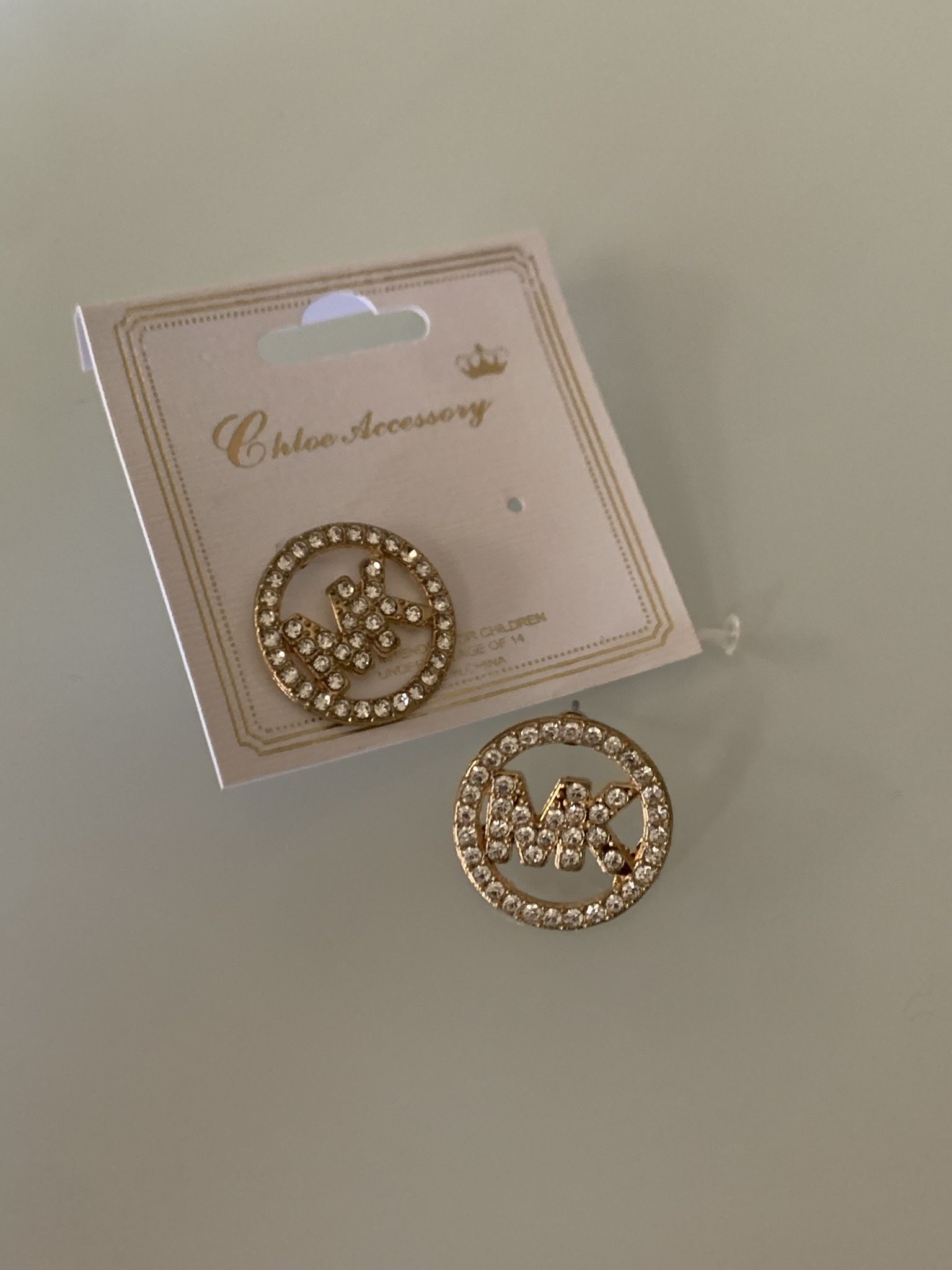 Earrings with white rhinestones