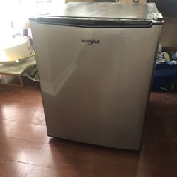 Whirlpool Mini Fridge Refrigerator 2.7cu ft