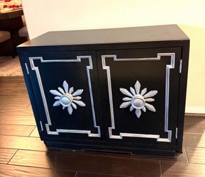 Accent cabinet