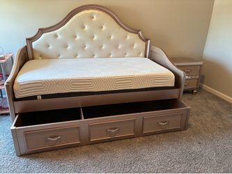 Moving Sale!  Everything must go! Trundle Furniture Bedset