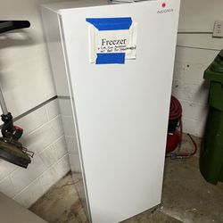 Freezer - Insignia 7 cu ft upright freezer 