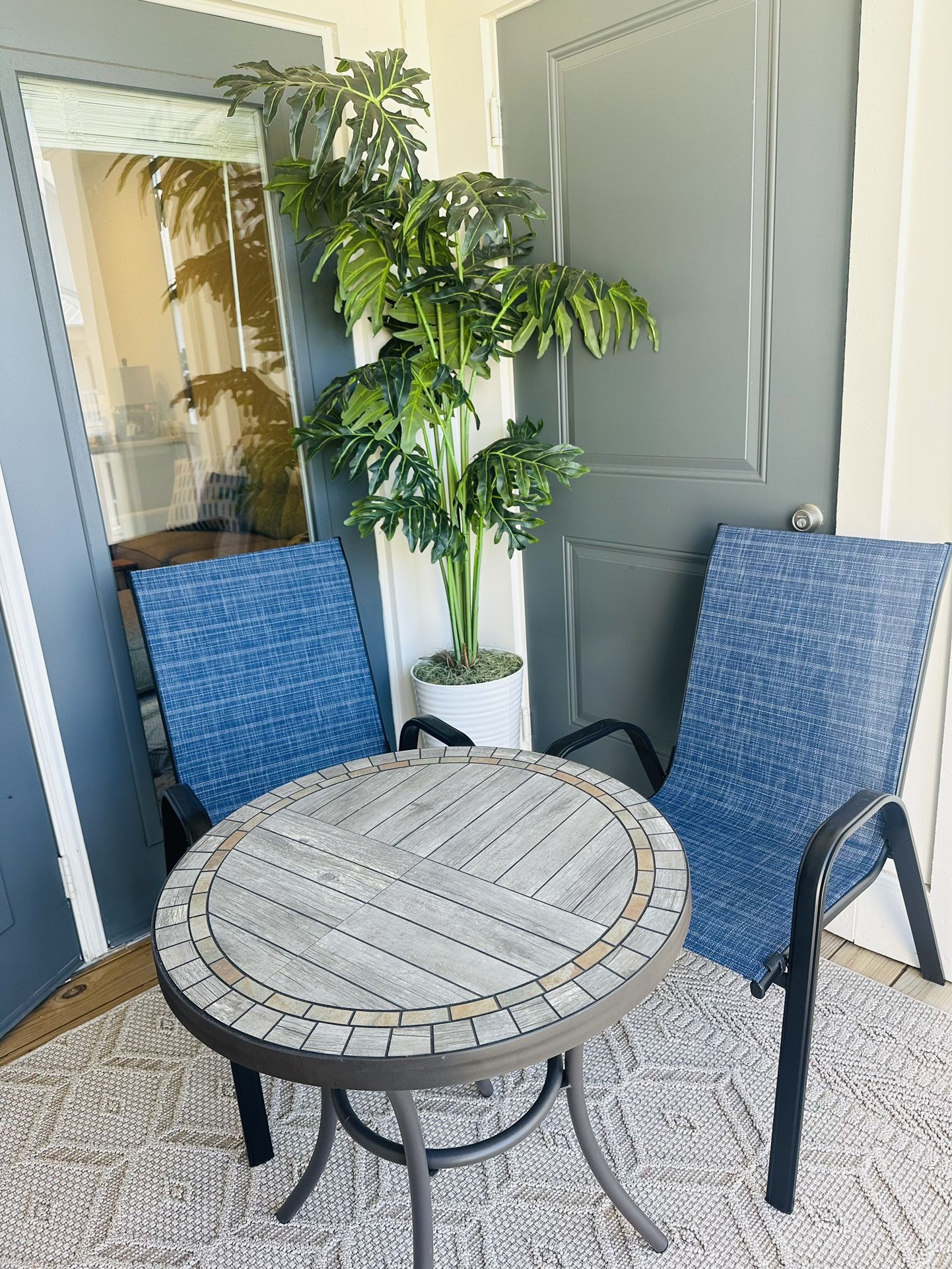 Patio Set :table 3 chairs/plant