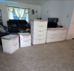 Dresser, Chest And 2 Nightstands - Cómoda, Gavetero y 2 Mesitas de noche