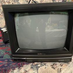 CRT 13in With Cable Concert or Great For Retro Games VCR Etc... Comes With Remote