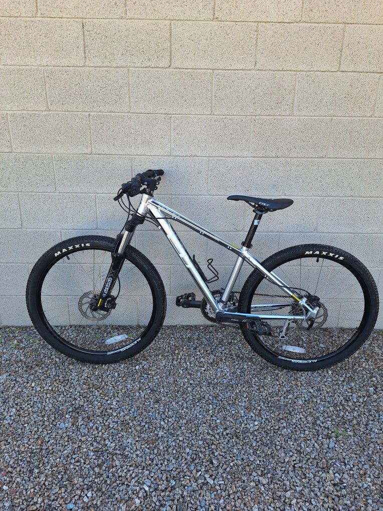 GT AVALANCHE 26 INCH 9 X 3 SPEED HYDRAULIC BRAKES ( SMALL)