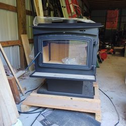 Pleasant Hearth LWS -2200 WOOD STOVE for Sale in Mancelona, MI - OfferUp