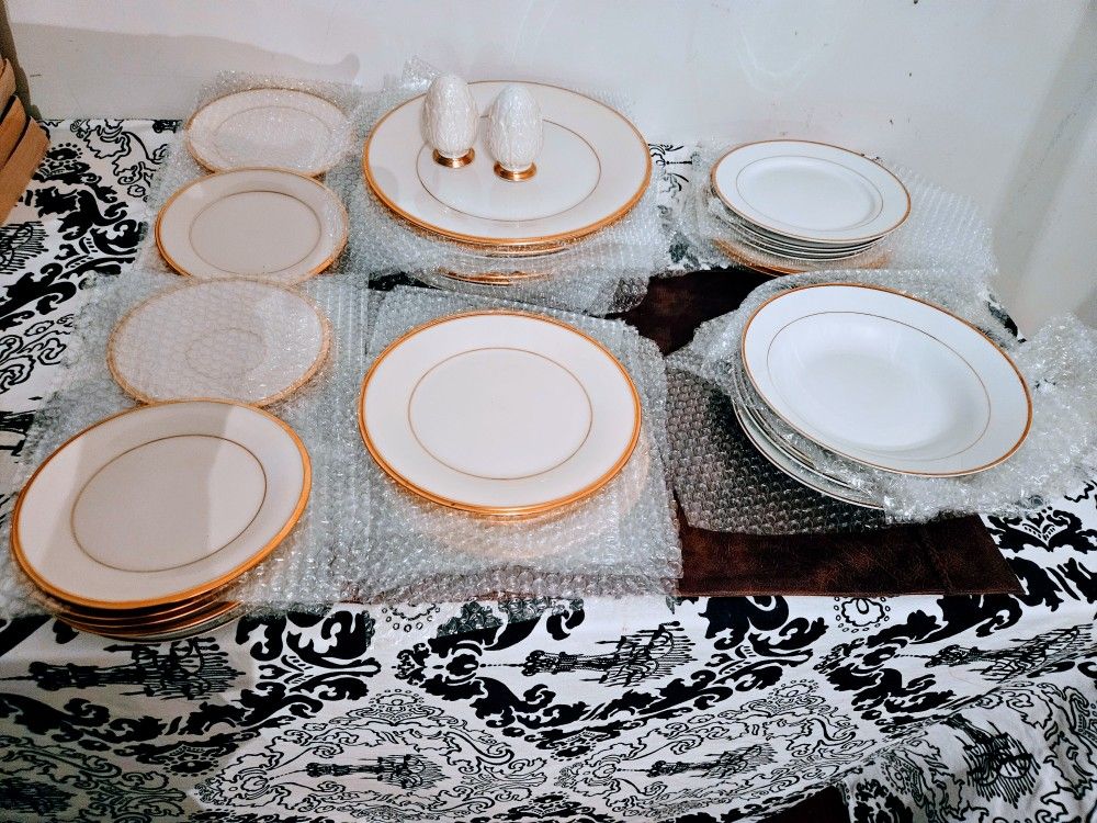 BEAUTIFUL, LENOX FINE CHINA SET ENTERNAL