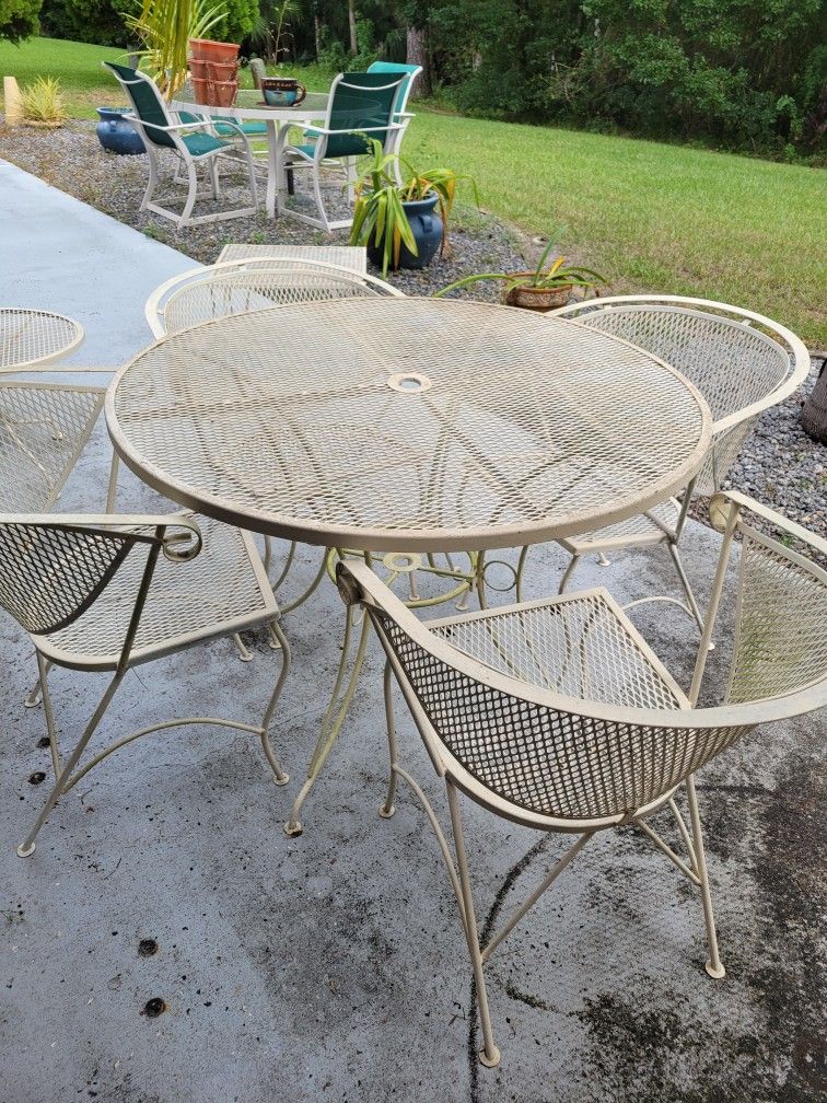 Russell Woodward Patio Set
