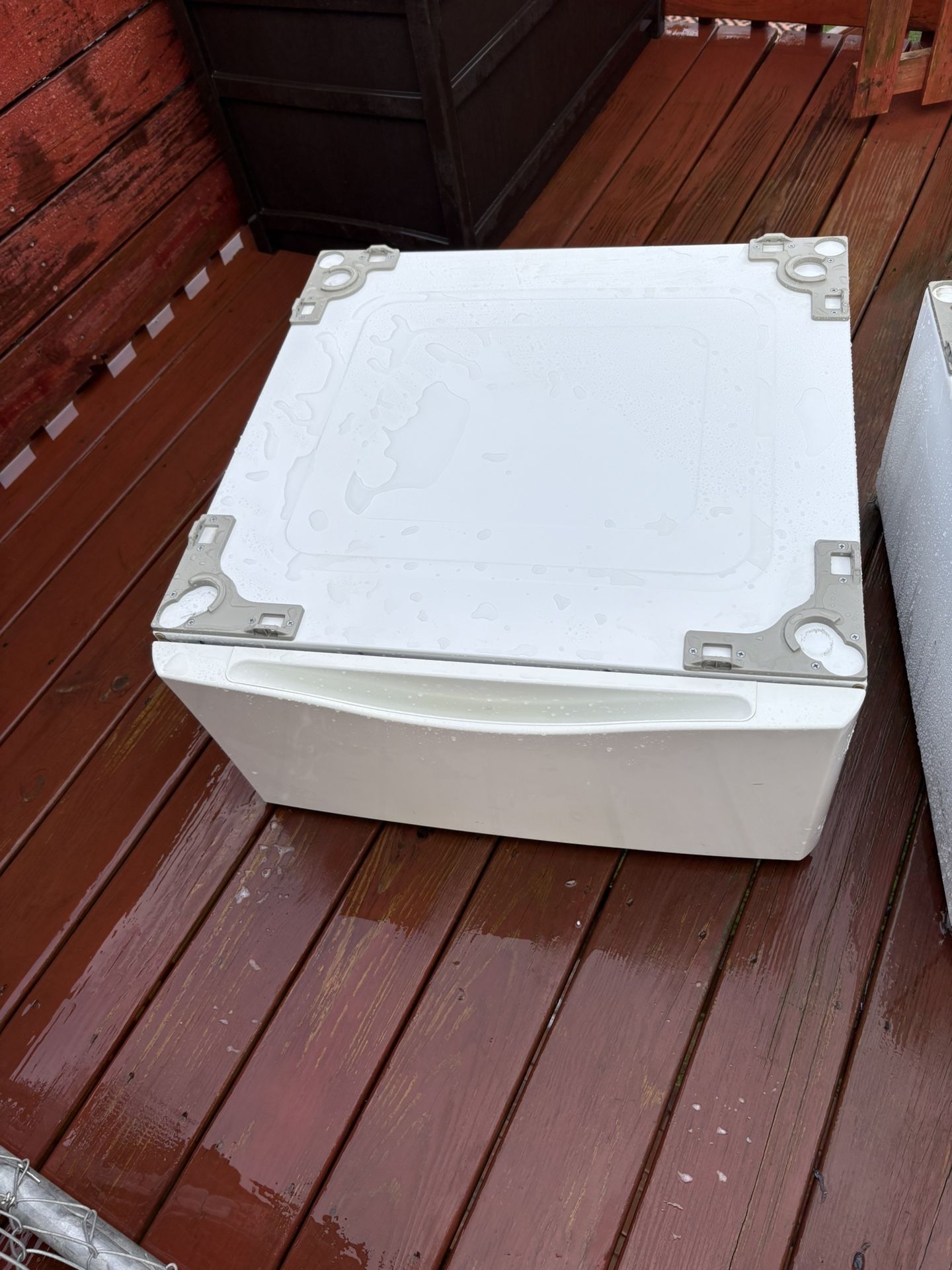 LG Pedestal 