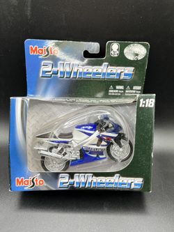 Vintage Maisto 1:18 scale die-cast model of a Suzuki GSX-R750 motorcycle