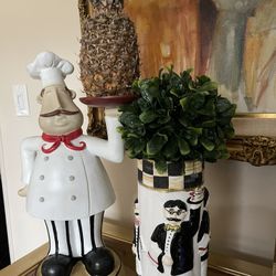 Very  Beautiful statue in the vase kitchen decoration