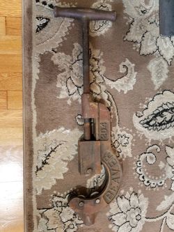 BEAVER PIPE CUTTER #204 - 5" CAPACITY - THE NAME IS CAST NICELY IN THE BODY