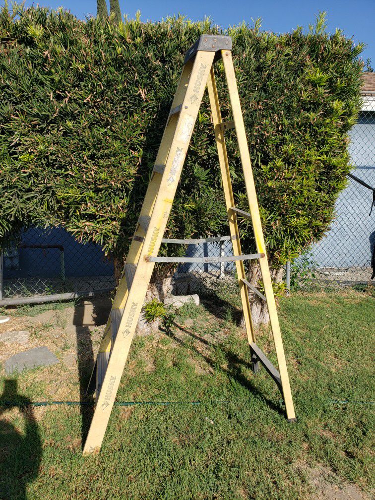 7ft Husky Fiberglass Step Ladder - Tool Organizer On Top Step - 